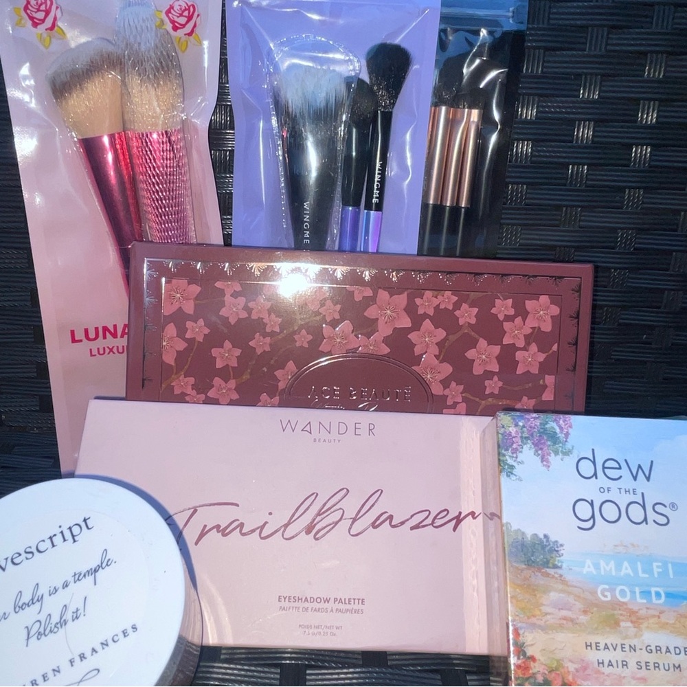 High end make up bundle 7 items palettes Wander Ace Beaute, Lovescript and more